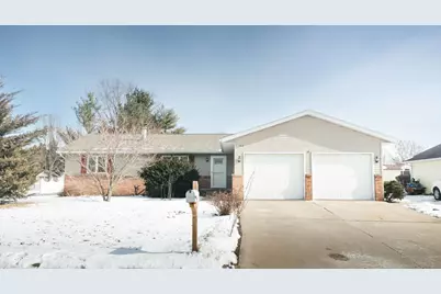 702 N Seminole Drive, Pontiac, IL 61764 - Photo 1