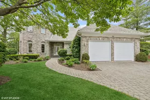 208 Carriage Hill Cir, Libertyville, IL 60048 - Photo 1