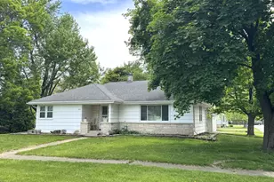 142 N Oak St, Herscher, IL 60941 - Photo 1
