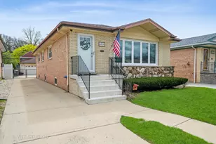 6814 N Dowagiac Ave, Chicago, IL 60646 - Photo 1