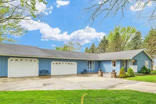 824 W 3rd St, Gilman, IL 60938 - Photo 1