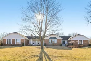 723 Beacon Dr, Lake Barrington, IL 60010 - Photo 1