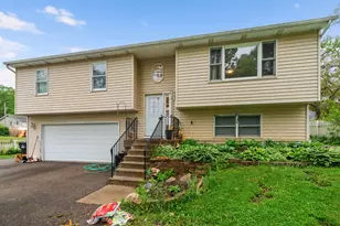 411 N Crestwood Ave, McHenry, IL 60051 - Photo 1