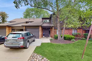 17 Creekside Circle N, Elgin, IL 60123 - Photo 1