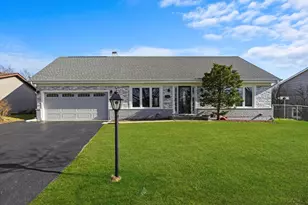 975 Patriot Ln, Hoffman Estates, IL 60192 - Photo 1