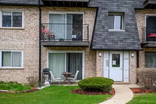 9452 Bay Colony Dr, Des Plaines, IL 60016 - Photo 1