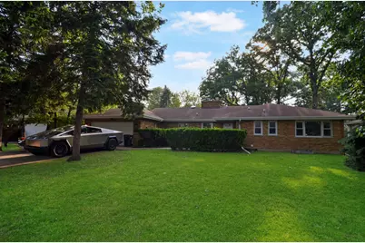 6840 N Lincolnwood Drive, Lincolnwood, IL 60712 - Photo 1