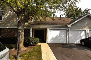 300 Pembridge Ln, Schaumburg, IL 60193 - Photo 1