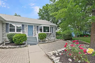 2040 Honey Locust Dr, Algonquin, IL 60102 - Photo 1