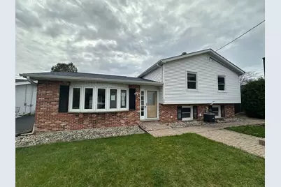 1723 E Grand Avenue, Lindenhurst, IL 60046 - Photo 1