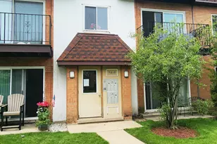 9468 Bay Colony Dr, Des Plaines, IL 60016 - Photo 1
