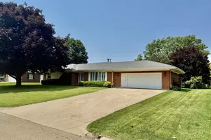 1704 Lakewood Dr, Mendota, IL 61342 - Photo 1