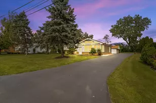 145 N Oakleaf Dr, Addison, IL 60101 - Photo 1