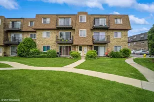 9423 Bay Colony Dr, Des Plaines, IL 60016 - Photo 1