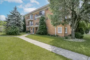 10735 S Lloyd Dr, Worth, IL 60482 - Photo 1