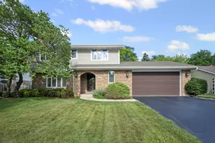1923 N Carlyle Pl, Arlington Heights, IL 60004 - Photo 1