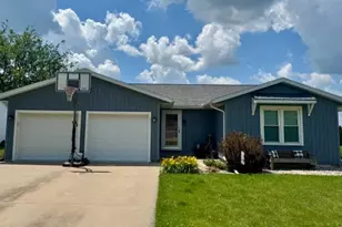 605 Countryside Ln, Pontiac, IL 61764 - Photo 1