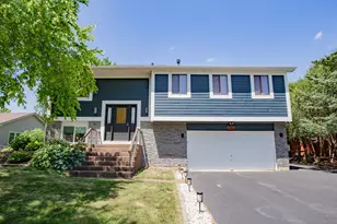 546 Whispering Pines Rd, Lindenhurst, IL 60046 - Photo 1