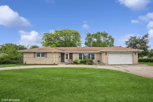 33 W Wise Rd, Schaumburg, IL 60193 - Photo 1