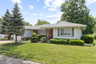 534 Grosvener Ln, Elk Grove Village, IL 60007 - Photo 1
