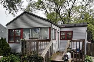 571 Farnum Ave, Aurora, IL 60505 - Photo 1