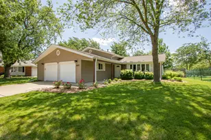 407 Danbury Ct, Schaumburg, IL 60193 - Photo 1