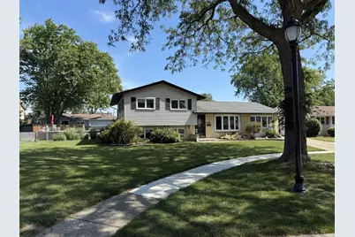 628 Ironwood Drive, Elk Grove Village, IL 60007 - Photo 1