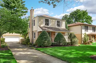 736 E Lincoln Ave, Libertyville, IL 60048 - Photo 1