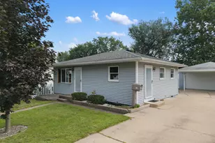 213 N Park Blvd, Freeport, IL 61032 - Photo 1