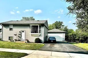 604 Westwind Dr, Carpentersville, IL 60110 - Photo 1