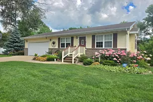 207 Wilson Dr, Watseka, IL 60970 - Photo 1