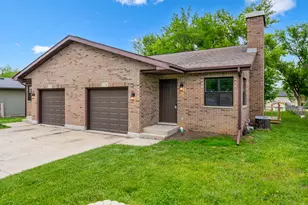 916 Pleasant St, Woodstock, IL 60098 - Photo 1