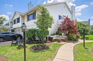 556 Willowcreek Ct, Clarendon Hills, IL 60514 - Photo 1