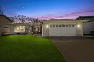 905 W Palm Dr, Mount Prospect, IL 60056 - Photo 1