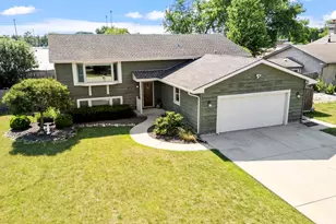 913 S Bentley Rd, New Lenox, IL 60451 - Photo 1