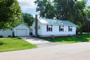 1823 W 4th St, Dixon, IL 61021 - Photo 1