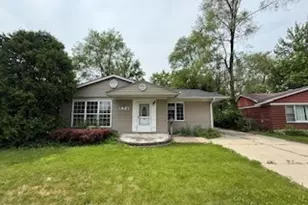 574 Isa Dr, Wheeling, IL 60090 - Photo 1