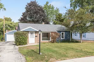 228 Woodlawn Dr, Mundelein, IL 60060 - Photo 1