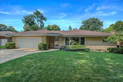 16 W Hiawatha Trail, Mount Prospect, IL 60056 - Photo 1