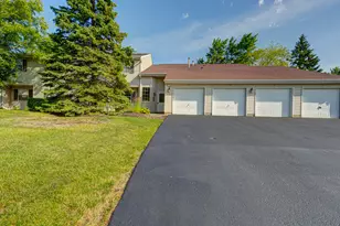 556 E Shag Bark Ln, Streamwood, IL 60107 - Photo 1