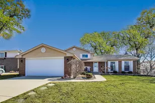 2023 N Shenandoah Dr, Arlington Heights, IL 60004 - Photo 1