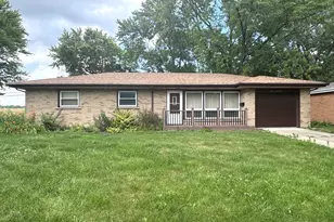 191 Pfitzer Dr, Bradley, IL 60915 - Photo 1