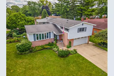 820 W Dresser Drive, Mount Prospect, IL 60056 - Photo 1