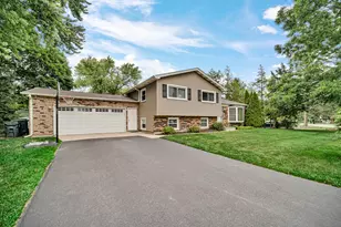 1904 Burr Oak Ln, Lindenhurst, IL 60046 - Photo 1