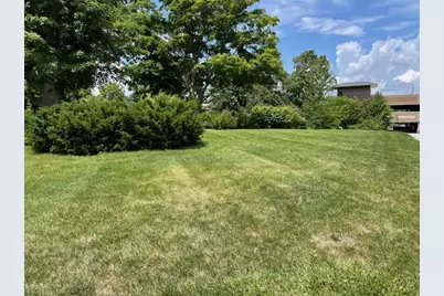 212 W Maple Avenue, Libertyville, IL 60048 - Photo 1