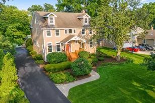 253 N Kenilworth Ave, Glen Ellyn, IL 60137 - Photo 1