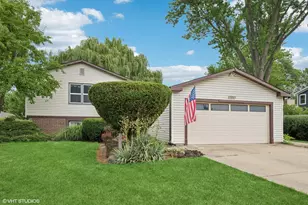 204 E Cedarwood Ct, Palatine, IL 60067 - Photo 1