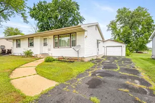 1614 W Laurel St, Freeport, IL 61032 - Photo 1