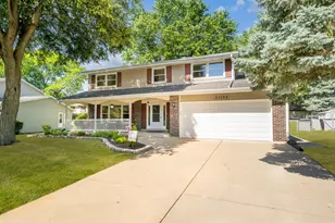6S184 Lakewood Dr, Naperville, IL 60540 - Photo 1
