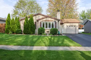 302 Pin Oak Dr, North Aurora, IL 60542 - Photo 1